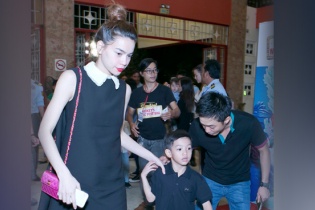 Cường Đô la cùng Hà Hồ đưa con đi xem "Disney Live"