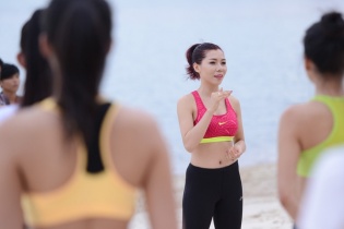 Vũ Thị Hương truyền kỹ năng chạy bộ cho thí sinh Hoa hậu Hoàn vũ