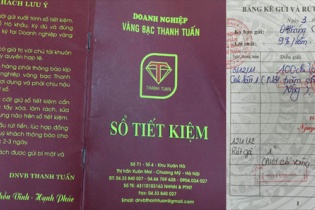 Hai chủ hiệu vàng bị khởi tố vì tự phát hành sổ tiết kiệm