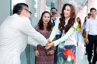  Tân Hoa hậu Hoàn vũ Việt Nam Phạm Hương rạng rỡ về thăm trường
