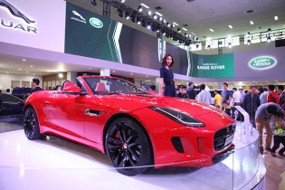 Land Rover và Jaguar mang những "chiến binh" dũng mãnh đến triển lãm ôtô