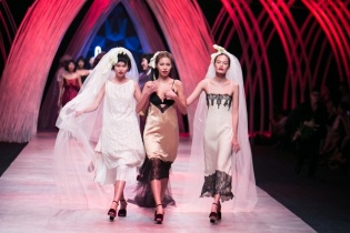 Li Lam đem đám cưới đồng tính nữ lên sàn catwalk