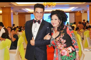 MC Thanh Bạch thân mật sánh vai "người tình tin đồn"