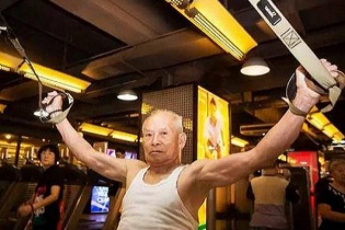 Cụ ông Trung Quốc 93 tuổi vẫn tập thể hình như thanh niên