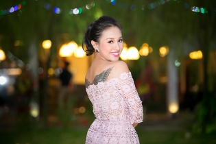 MC Vân Hugo váy trễ nải, khoe hình xăm lớn ở lưng