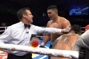 Võ sĩ cầu xin trọng tài dừng trận đấu vì sợ đấm chết đối thủ