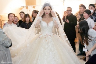 Diễn viên Liễu Nham catwalk với váy cưới nặng tới 25 kg