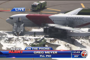 Mỹ: Máy bay chở hơn 100 hành khách bốc cháy, 15 người bị thương