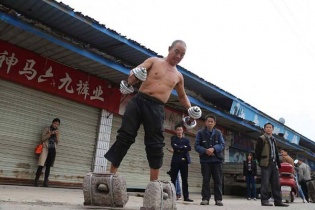 Kinh ngạc với người đàn ông U60 đi "giày bê tông" 70 kg để tập thể dục 