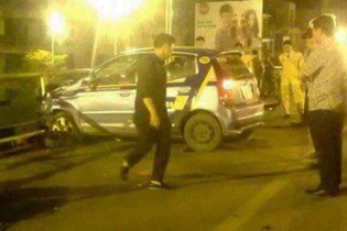 Taxi đâm 7 xe máy trên cầu vượt ở Hà Nội