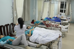Vụ hơn 100 công nhân nghi bị ngộ độc: Đình chỉ bếp ăn tập thể