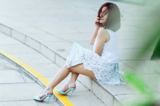 Ca sĩ Văn Mai Hương gợi cảm trên phố