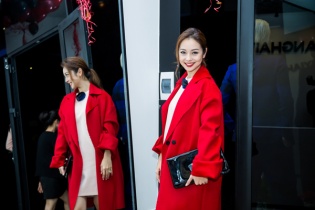 Jennifer Phạm nổi bật với gam đỏ