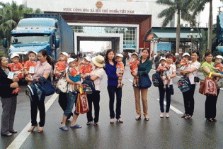 Số phận trớ trêu của những bé trai nằm trong tay bọn buôn người