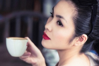 Nghi án son môi đỏ "mua chuộc" dàn sao Việt để quảng cáo
