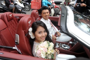 Chồng ca nương Kiều Anh đi xe 12 tỷ đón vợ