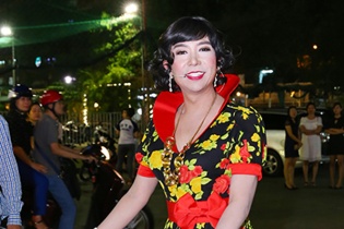 Nam ca sĩ Long Nhật gây sốc khi mặc váy hoa đi event