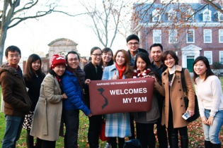 Ca sĩ Mỹ Tâm thăm sinh viên Việt Nam ở Đại học Harvard