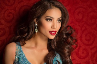 Phạm Hương tỏa sáng trong trang phục dạ hội tại Miss Universe