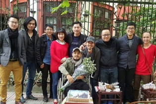 Ca sĩ Trần Lập ngồi xe lăn đón sinh nhật