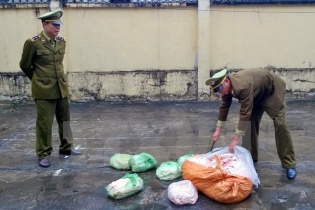 Hà Nội: Phát hiện khoảng 6 tấn hàng hết hạn, hơn 300kg sụn gà nhập lậu