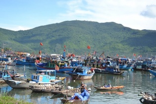 Một ngư dân trở về sau một ngày bị sóng đánh văng xuống biển