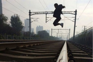 Nhân viên đường sắt bị tàu hỏa đâm chết khi đang chụp ảnh "tự sướng" 