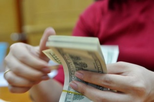 Khách hàng gửi đôla xót xa khi lãi suất về 0%