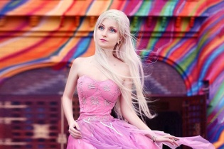 Một phụ nữ với ngoại hình như búp bê Barbie mà không dùng dao kéo