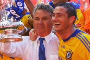 Huấn luyện viên Hiddink chính thức tạm dẫn dắt Chelsea thay Jose Mourinho