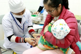 Tiêm vắcxin dịch vụ qua “cò”: Phụ huynh “gửi trứng cho ác”