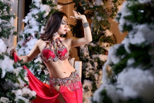 Bellydance Đỗ Hồng Hạnh "hâm nóng" không khí Noel bằng loạt ảnh nóng bỏng