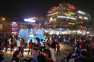 Nhiều tuyến phố ở thủ đô Hà Nội tắc nghẽn trong đêm Giáng sinh