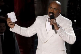 Mc Steve Harvey lại nhầm lễ Giáng sinh thành lễ Phục sinh