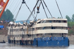 Trung Quốc: Mưa bão gây ra vụ chìm tàu làm 442 người chết