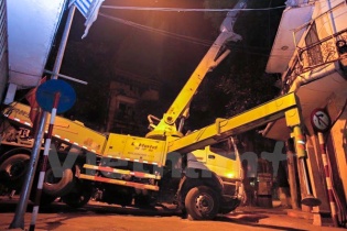 Hà Nội: Xe bê tông bất ngờ đổ nghiêng giữa đêm suýt va vào nhà dân