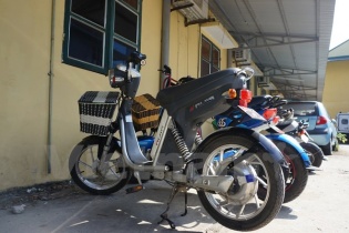 Chập ắc quy khi sạc xe đạp điện gây hoả hoạn, 2 cha con thoát chết