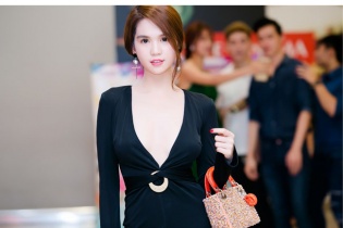 Ngọc Trinh mặc sexy, xách túi hiệu dự ra mắt phim