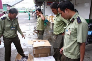 Phát hiện hơn 3.000kg lòng lợn đang phân hủy, bốc mùi hôi thối