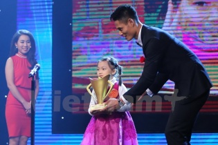 Kỳ thủ cờ vua 8 tuổi tiếp tục đánh bại Ánh Viên và Công Phượng