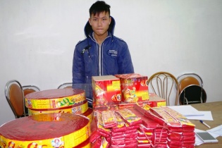 Bắt một đối tượng buôn lậu hơn 200kg pháo từ Trung Quốc