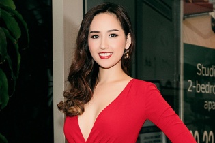 Hoa hậu Mai Phương Thúy mặc sexy đi trao giải "Bài hát Việt"