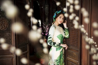 Ngọc Trinh xinh đẹp, dịu dàng trong áo dài 