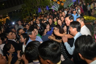 Ông Đinh La Thăng dạo đường hoa Nguyễn Huệ, chụp selfie với người Sài Gòn