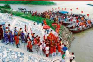 Lễ hội tổ chức vào mùa xuân: Hội làng Bát Tràng