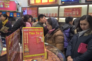 Nhà vàng tung nhiều mặt hàng đón khách ngày Vía Thần Tài