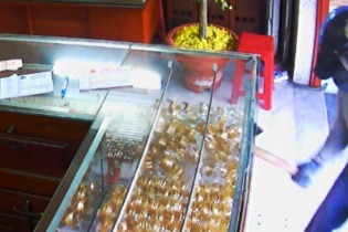 Nghi can dùng búa cướp tiệm vàng trong dịp Tết ra đầu thú