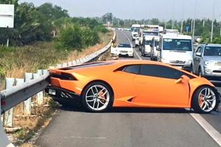 Siêu xe Lamborghini bẹp đầu trên cao tốc Long Thành - Dầu Giây