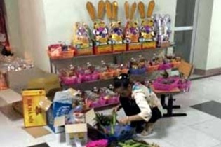 Mở hầu đồng, ngang nhiên dàn hàng vàng mã giữa hành lang chung cư