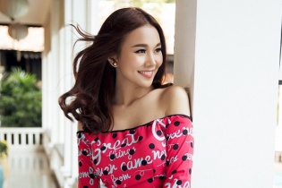 Siêu mẫu Thanh Hằng khoe vai trần với áo dài cách điệu